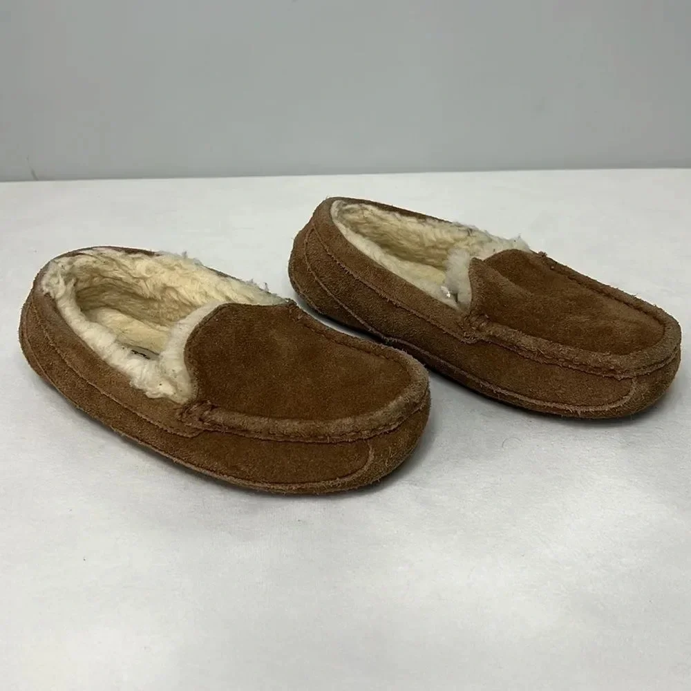 UGG Australia Kids Chestnut Genuine Suede, Sheepskin Wool Loafer Slippers Size 2
